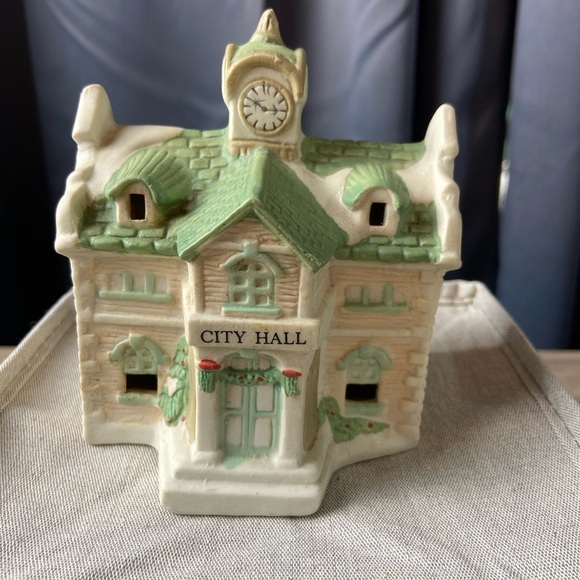 Vintage Wang"s International Ceramic Village City Hall, can be lit. - Picture 1 of 9